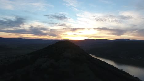 Drohnenblick-über-Den-Salagou-See-Bei-Sonnenuntergang.-Südfrankreich